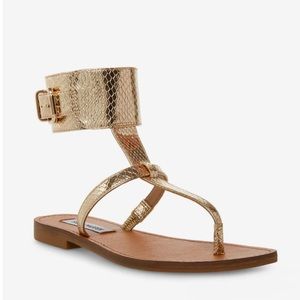 Gold Steve Madden Sandals ☀️
